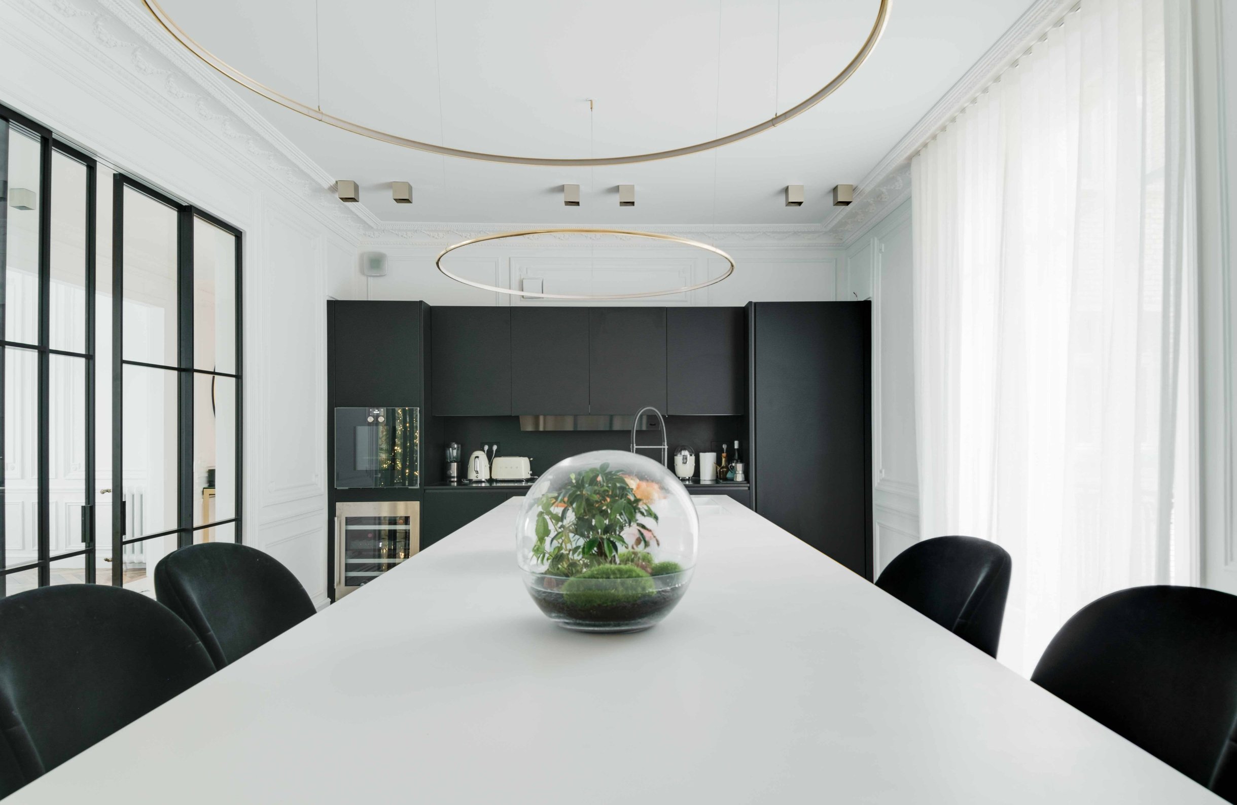 Business Meeting Room in Black and White Arrangement